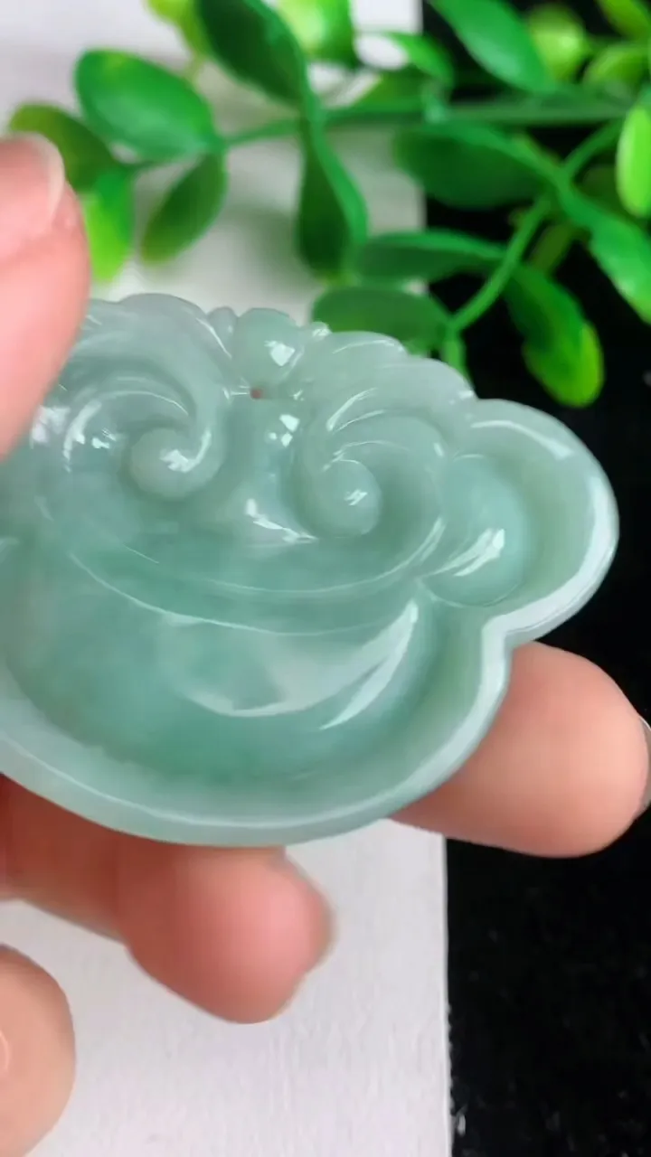 天然A货翡翠如意头吊坠，尺寸36.3-50-7.2，重:24.04g
6月7日