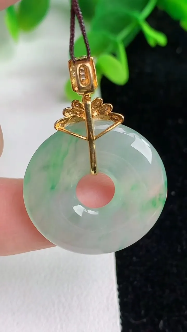天然A货翡翠平安扣吊坠，尺寸25.3-3.4，重量:5.20g
6月7日