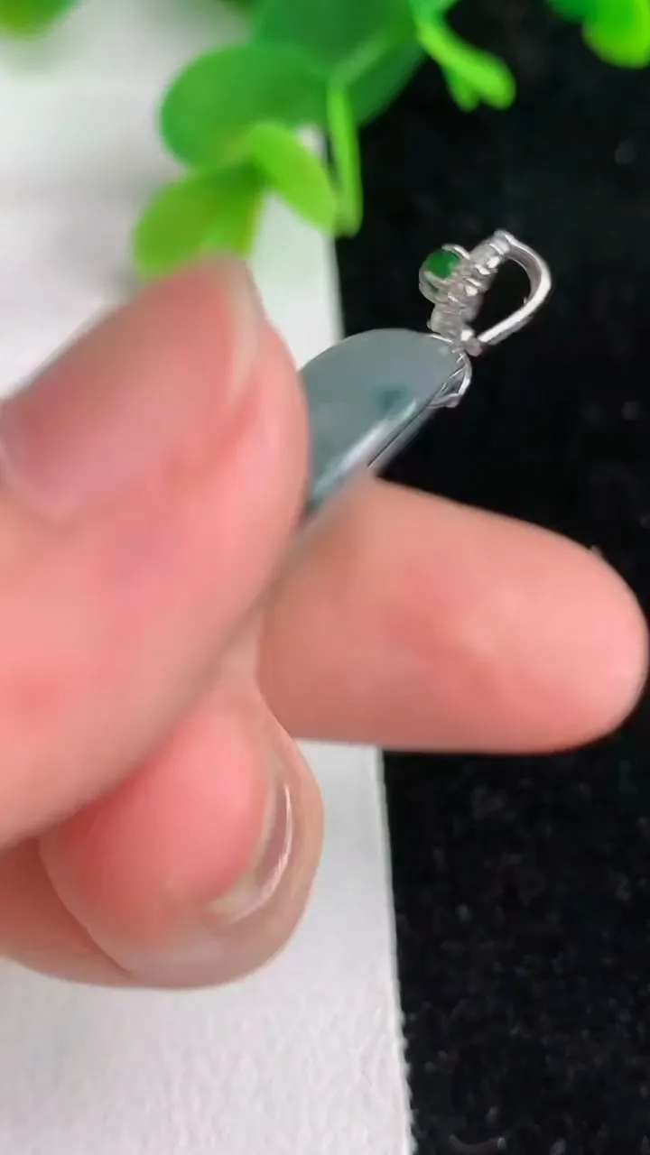 天然A货翡翠k金飘花金枝玉叶叶子吊坠，尺寸40-24.8-5.3，重量:11.10g
6月7日