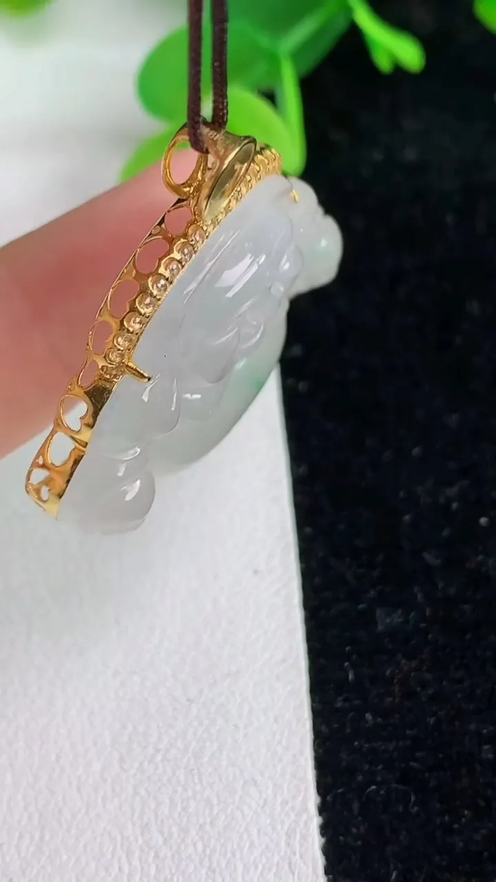 天然A货翡翠佛公吊坠，尺寸31.3-33.4-8，23重量:8.27g
6月7日