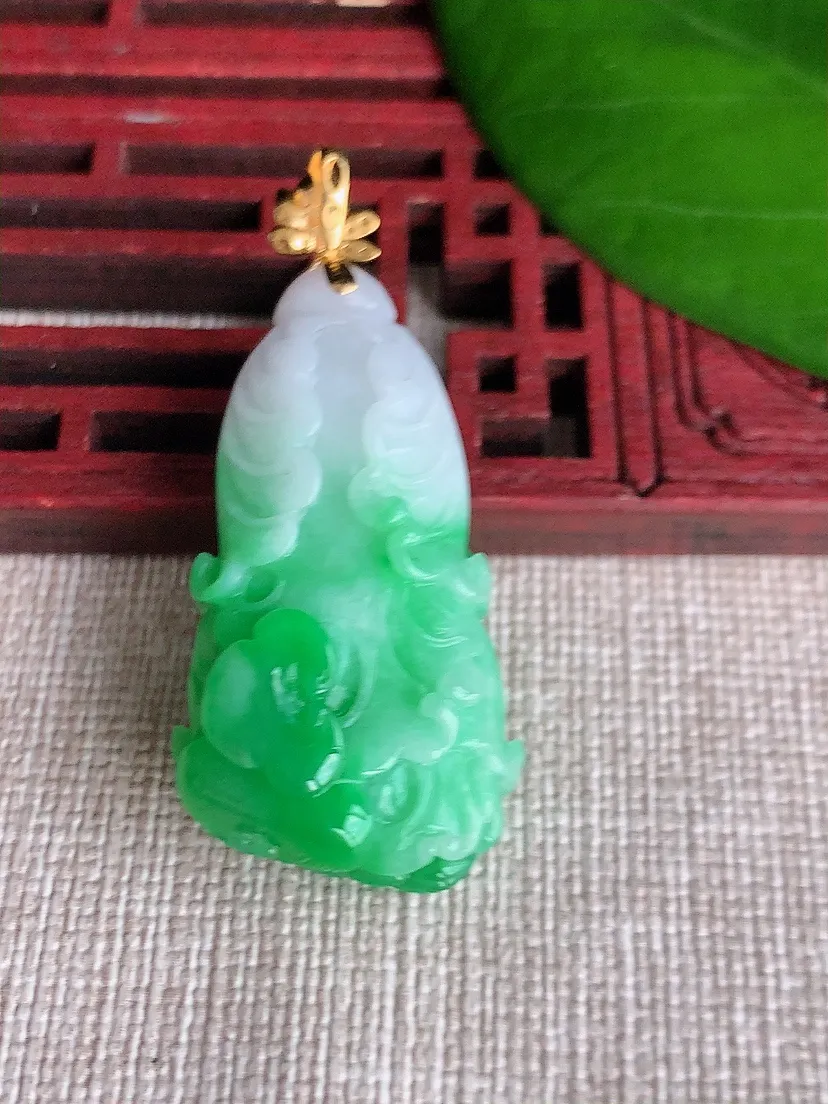 天然A货翡翠18K金扣头白底青飘阳绿白菜吊坠 尺寸43×35.4×19×11.5m量12.67g 0