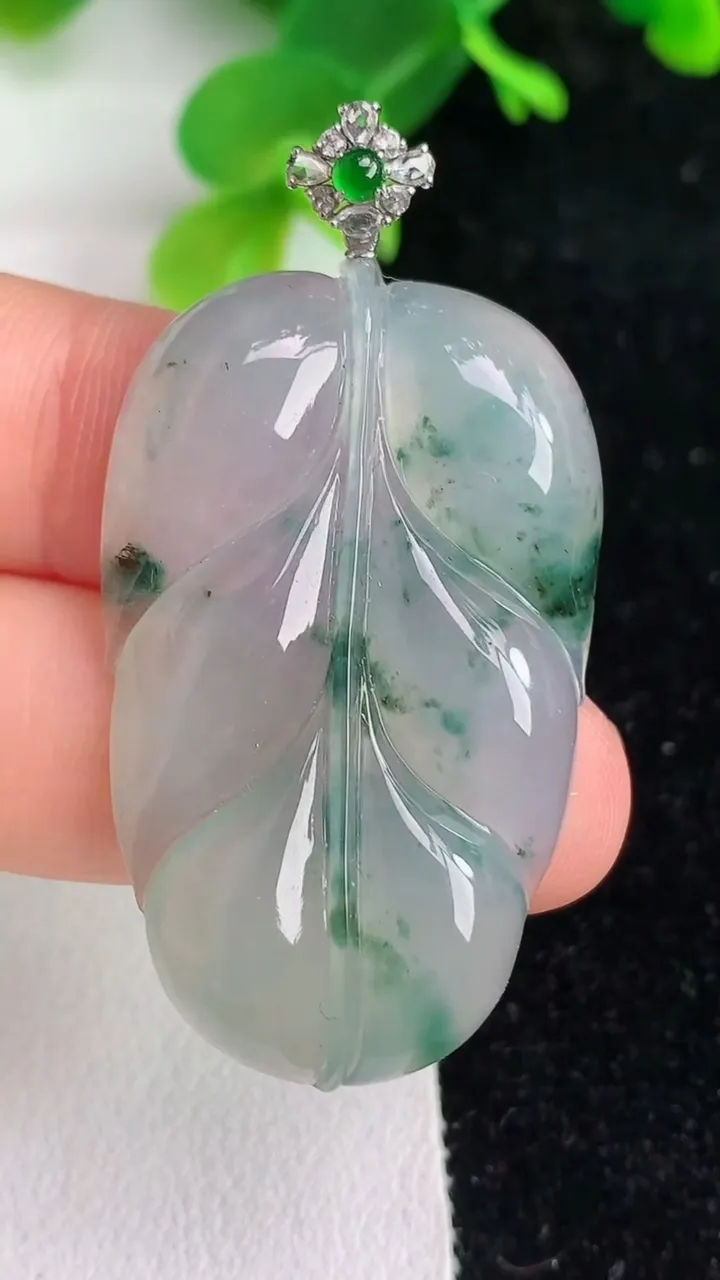 天然A货翡翠k金飘花金枝玉叶叶子吊坠，尺寸40-24.8-5.3，重量:11.10g
6月7日