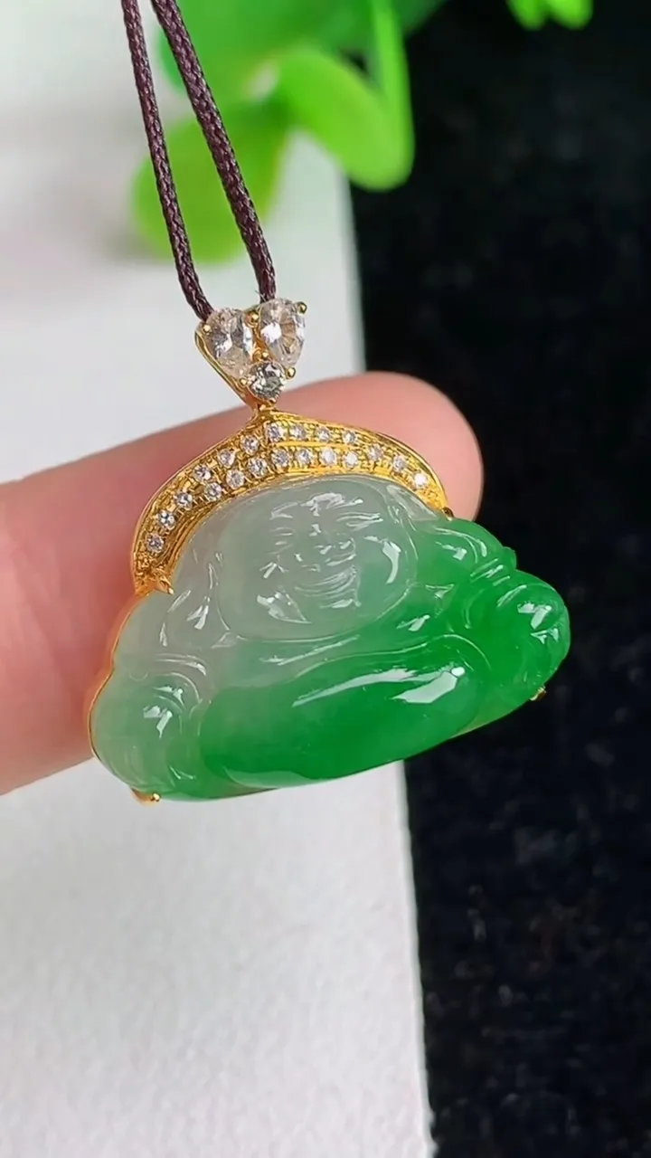 天然A货翡翠佛公吊坠，尺寸20.-32.2-8，裸石12.8重量:3.00g
6月7日
