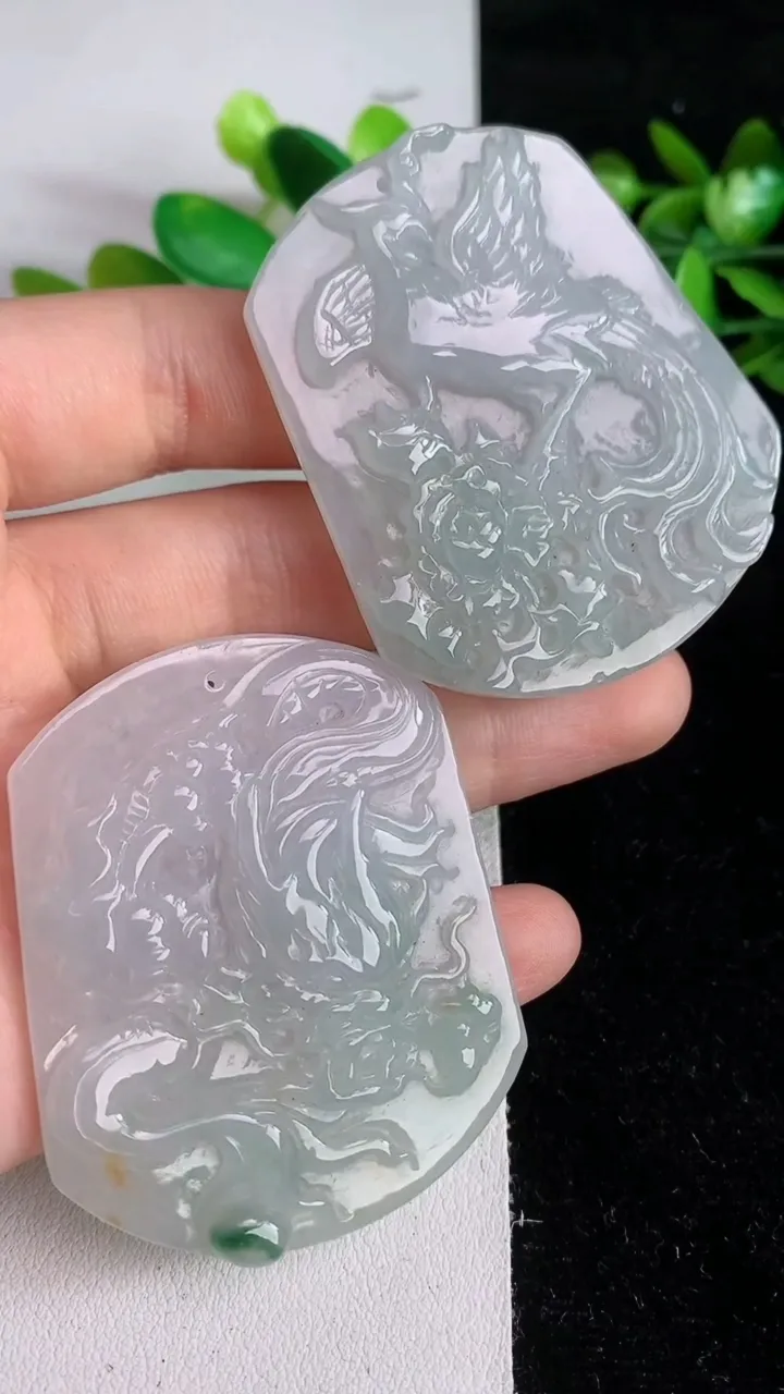 天然A货翡翠飘花龙凤呈祥吊坠一对，尺寸52.3-44.5-6.2，重:21.17g
6月7日