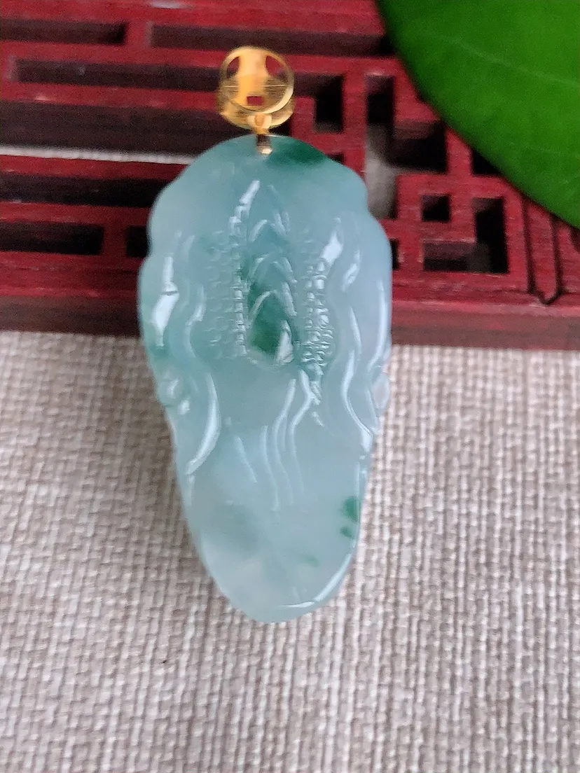 天然A货翡翠冰润飘绿龙牌吊坠 尺寸73.3×38.7×8.8m量48.38g 0606