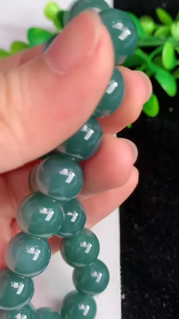 天然A货翡翠货蓝水圆珠手串18颗，尺寸11.8，重:49.94g6月7日
工厂直销收藏佳品,种好水足，色泽均匀，有种有色，上手高大气！
