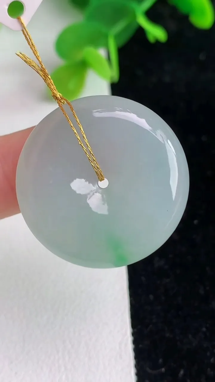 天然A货翡翠平安扣吊坠，尺寸26.7-5，重量:8.08g
6月7日