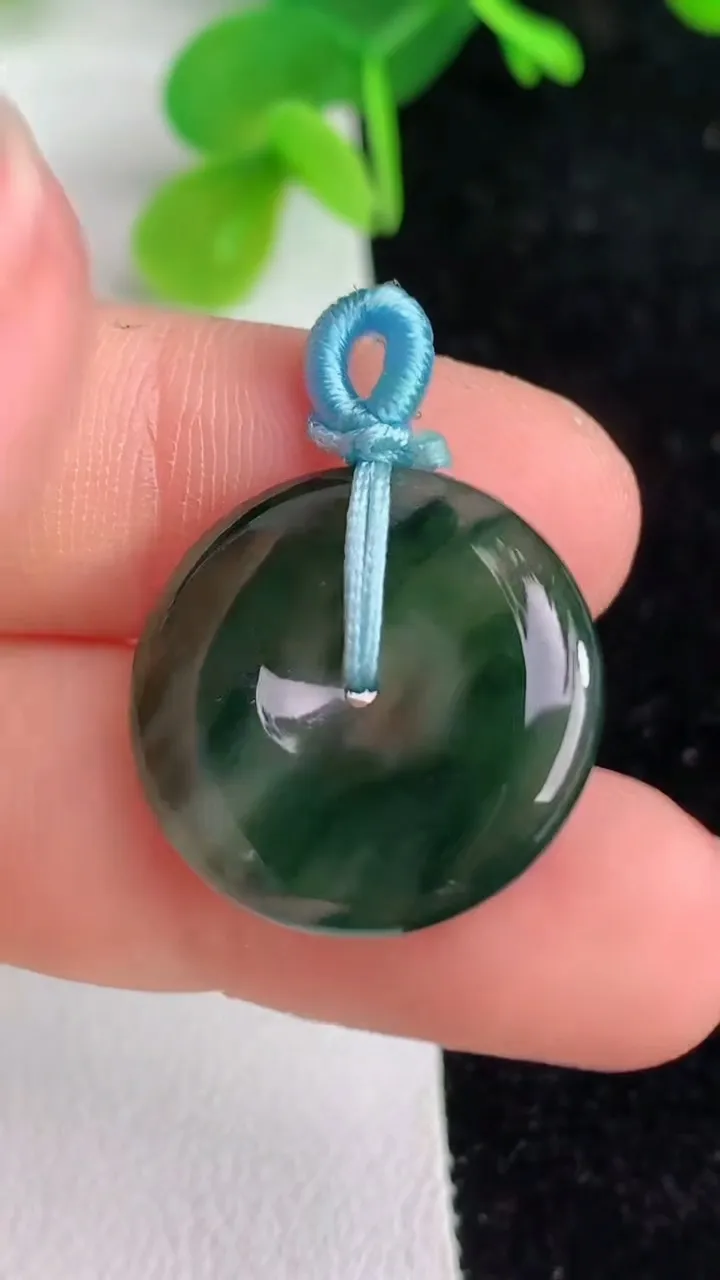 天然A货翡翠平安扣吊坠，尺寸20-3.7，重量:3.27g
6月7日