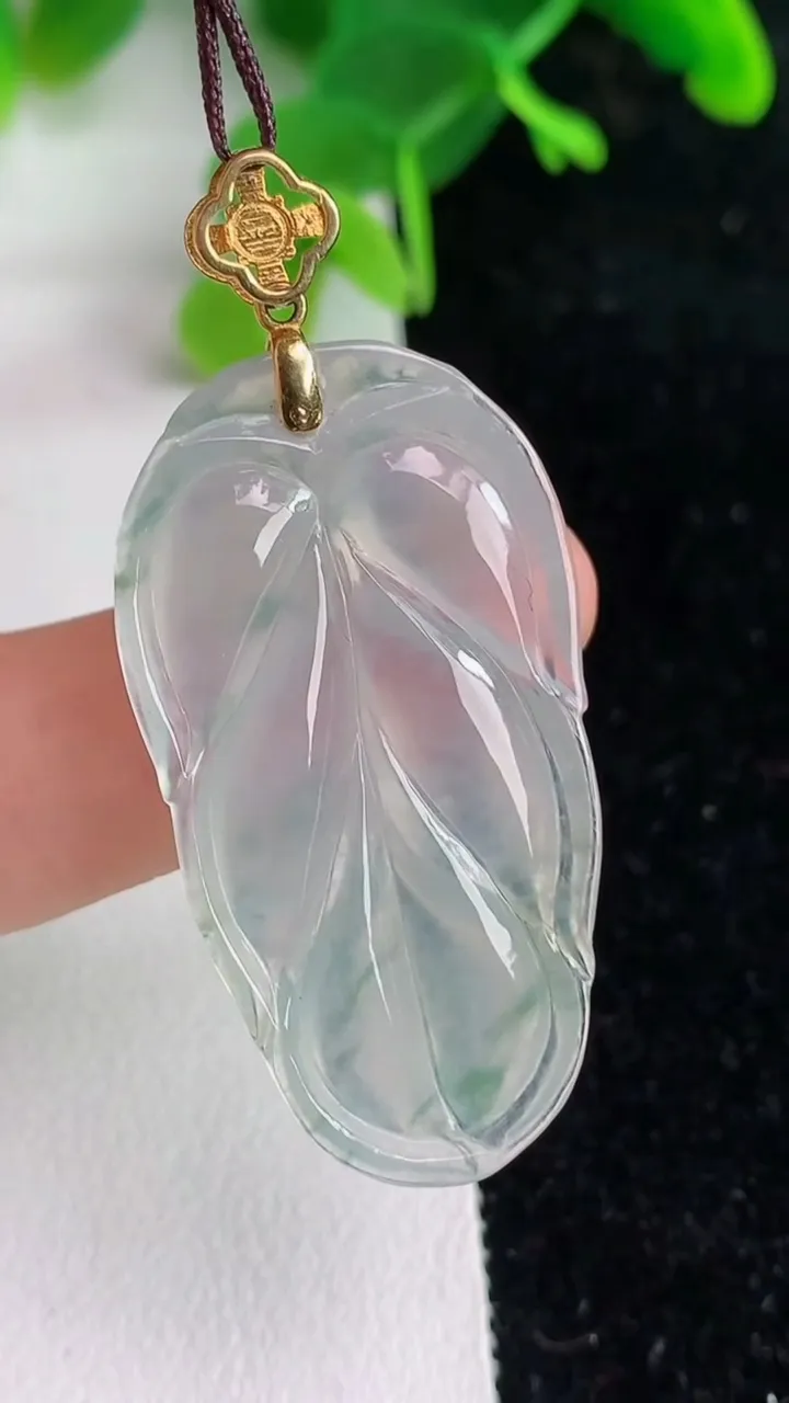 天然A货翡翠k金飘花金枝玉叶叶子吊坠，尺寸39-20.3-4.7，重量:6.64g
6月7日