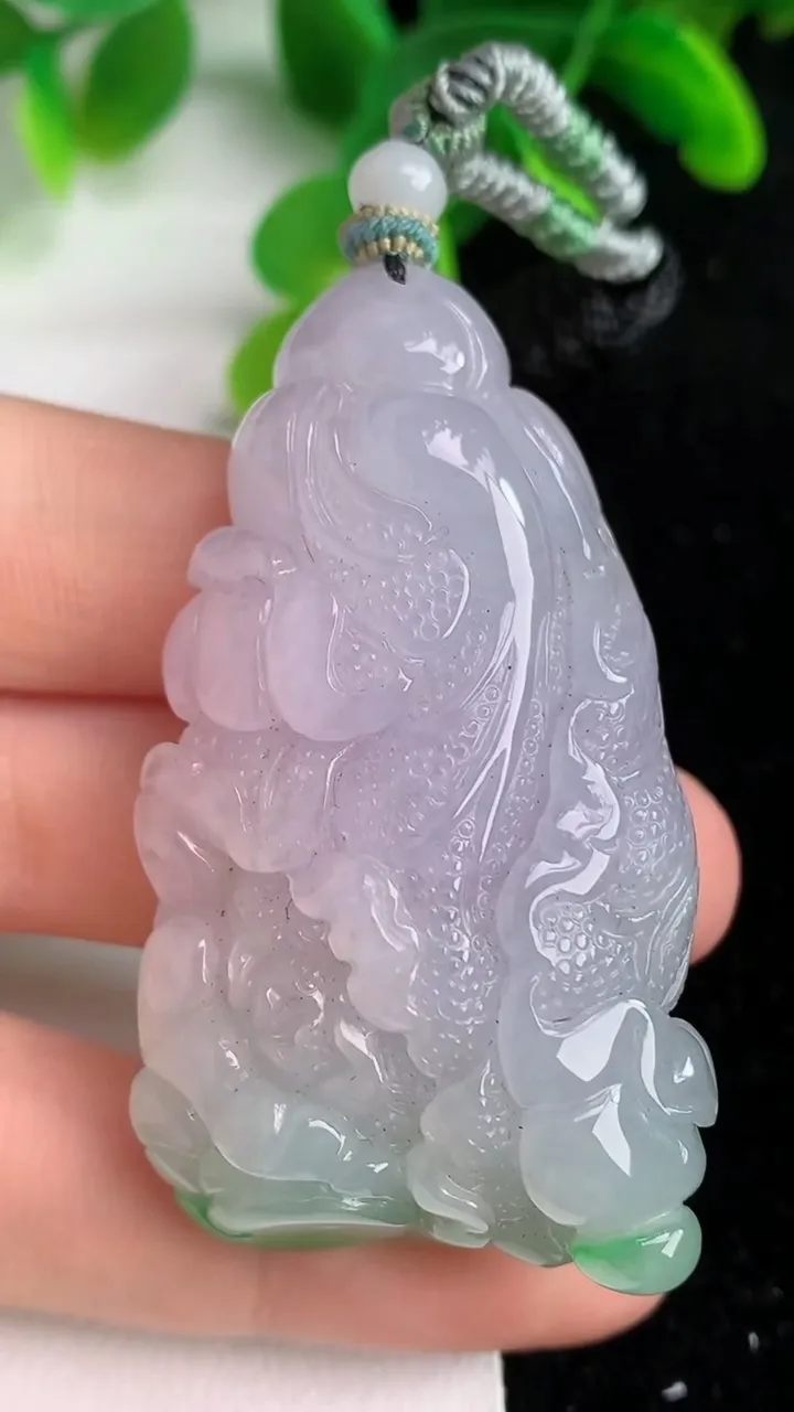 天然A货翡翠春带彩紫罗兰白菜吊坠，尺寸51-28.5-14.8，重量:44.63g
6月7日