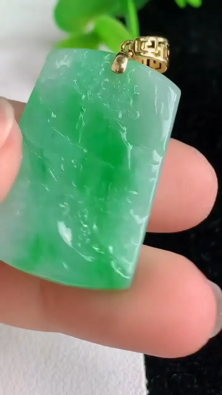 天然A货翡翠山水牌吊坠，尺寸31-21.4-5，重量:8.89g
6月7日
