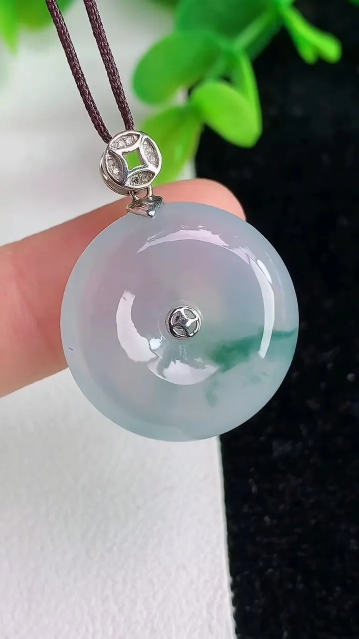 天然A货翡翠k金飘花平安扣吊坠，尺寸21.3-5.7，重量:5.86g
6月7日