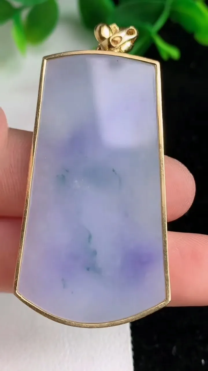 天然A货翡翠k金紫罗兰飘花无事牌吊坠，尺寸47.2-26-4.4，重量:16.12g
6月7日