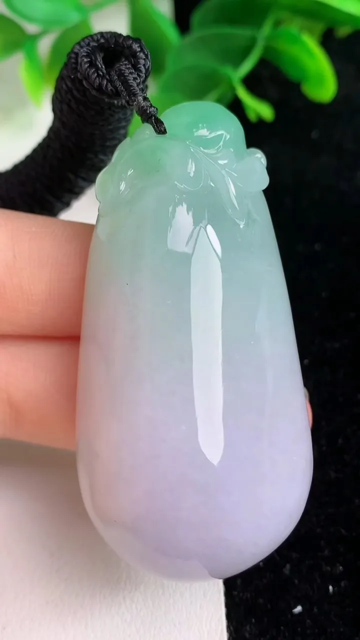 天然A货翡翠春带彩紫罗兰福瓜吊坠，尺寸61.2-30.2-10.8，重量:61.45g
6月7日