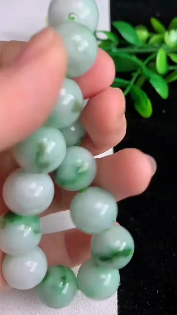 天然A货翡翠圆珠手串，尺寸13.8-15颗，重:66.20g6月7日
工厂直销收藏佳品,种好水足，色泽均匀，有种有色，上手高大气！