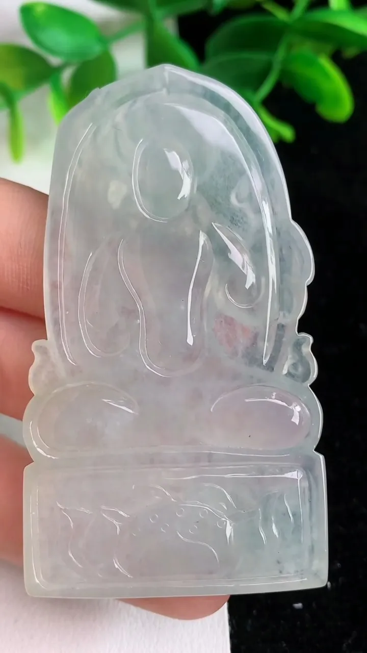 天然A货翡翠不动明王吊坠，尺寸66-37.6-5，重量:28.83g
6月7日