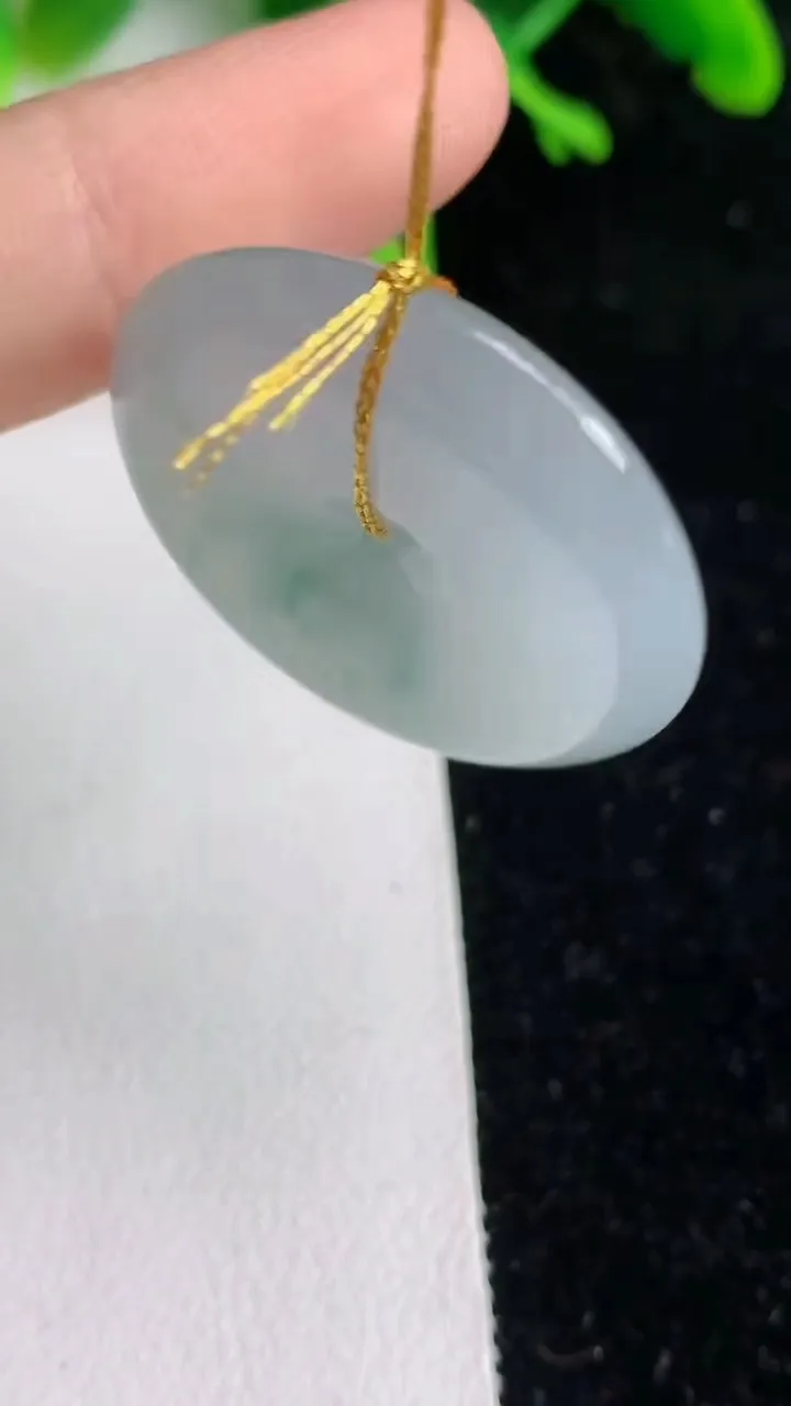 天然A货翡翠飘花平安扣吊坠，尺寸29.6-5.6，重量:11.12g
6月7日