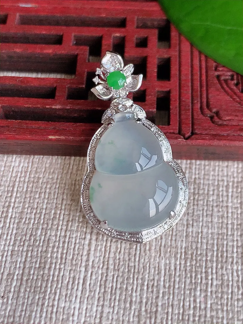 天然A货翡翠18K金伴飘花葫芦吊坠尺寸32.8×17.6×7.7裸石19×14.4m量5.00g 0606
