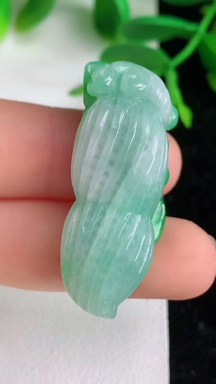 天然A货翡翠花生吊坠，尺寸36.9-15-13.6，重:14.29g
6月7日