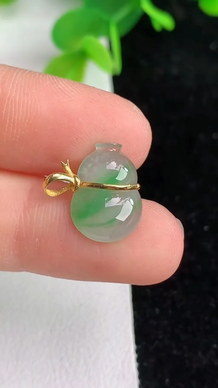 天然A货翡翠葫芦吊坠，尺寸10-3，重量:0.95g
6月7日