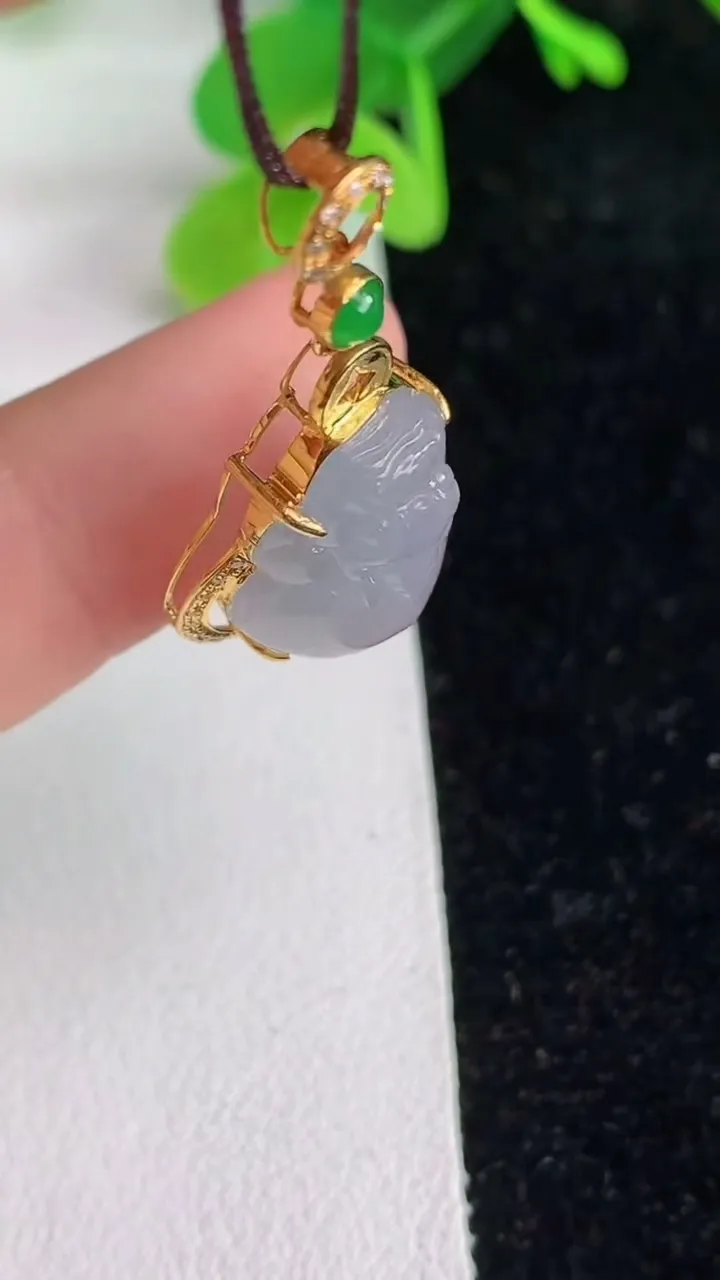 天然A货翡翠k金白冰貔貅吊坠，尺寸31-15-8.6，裸石15.7-11.8重量:3.01g
6月7日