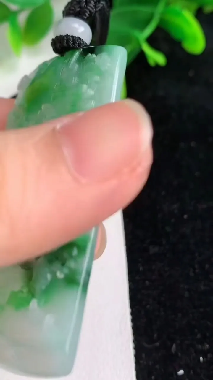 天然A货翡翠山水牌吊坠，尺寸56.6-35-5.2，重量:29.33g
6月7日
