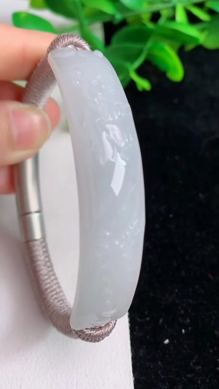 天然A货翡翠雕花手绳，尺寸60.8-13.2-5.5，重量:22.36g
6月7日