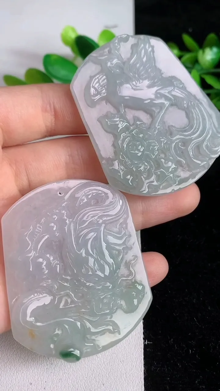 天然A货翡翠飘花龙凤呈祥吊坠一对，尺寸52.3-44.5-6.2，重:21.17g
6月7日