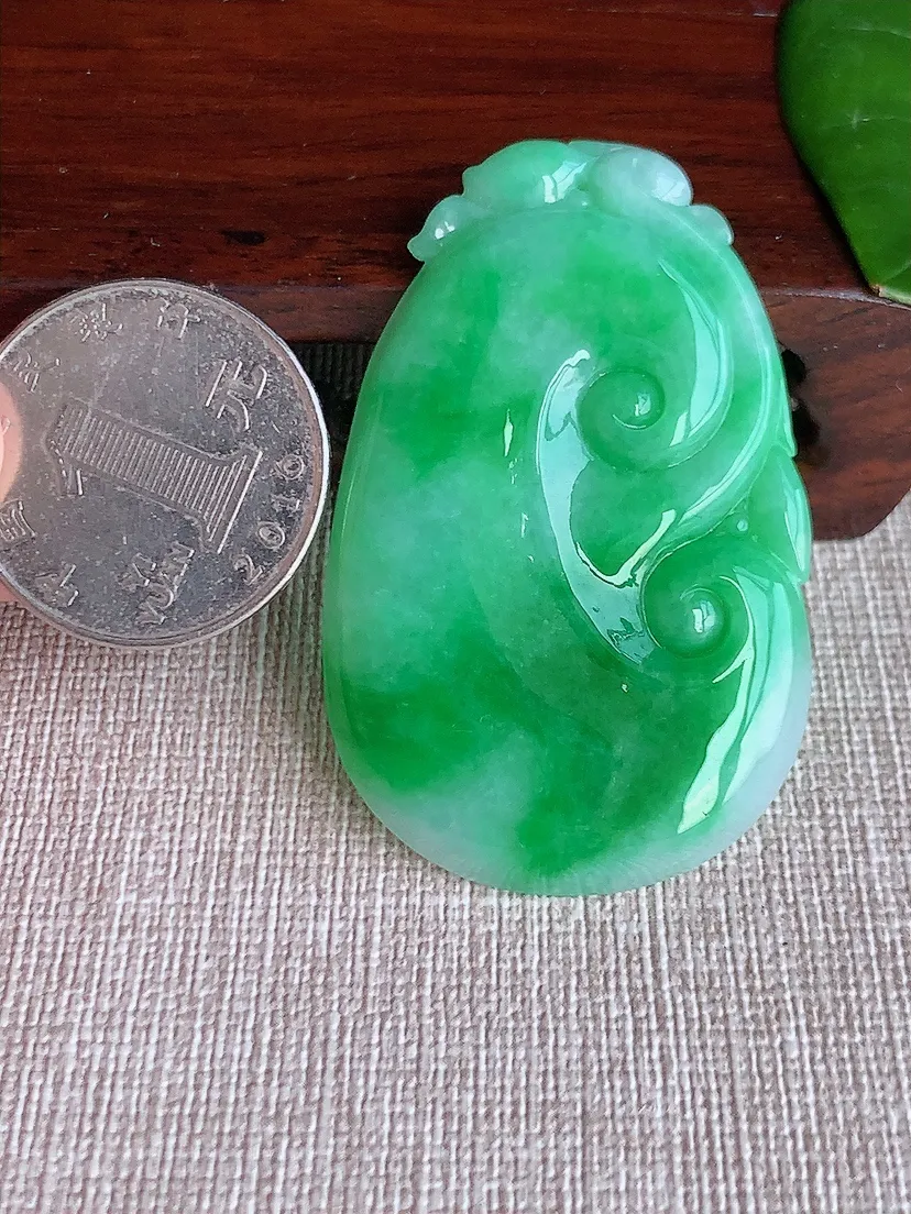 天然A货翡翠飘阳绿大如意吊坠 尺寸50.8×32.2×4.6m量16.56g 0606