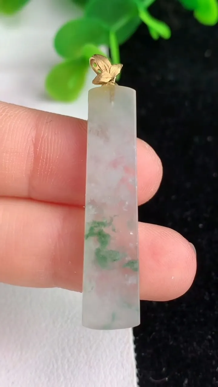 天然A货翡翠k金飘花无事牌吊坠，尺寸38.4-8.8-3.6，重量:4.30g
6月7日