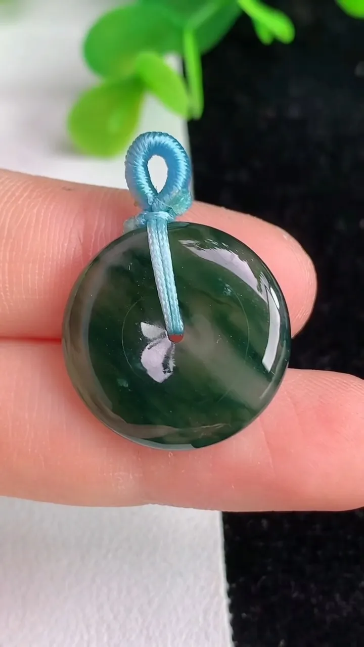 天然A货翡翠平安扣吊坠，尺寸20-3.7，重量:3.27g
6月7日