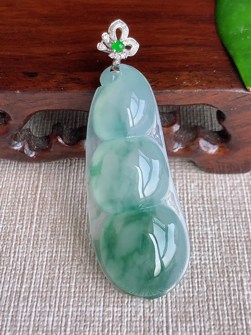 天然A货翡翠18K金扣头飘花大福豆平安豆四季豆吊坠尺寸52.7×43.5×18×7.2m量10.80g 0606