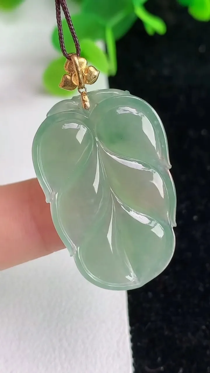 天然A货翡翠k金飘花金枝玉叶叶子吊坠，尺寸31.6-20.8-4，重量:5.01g
6月7日