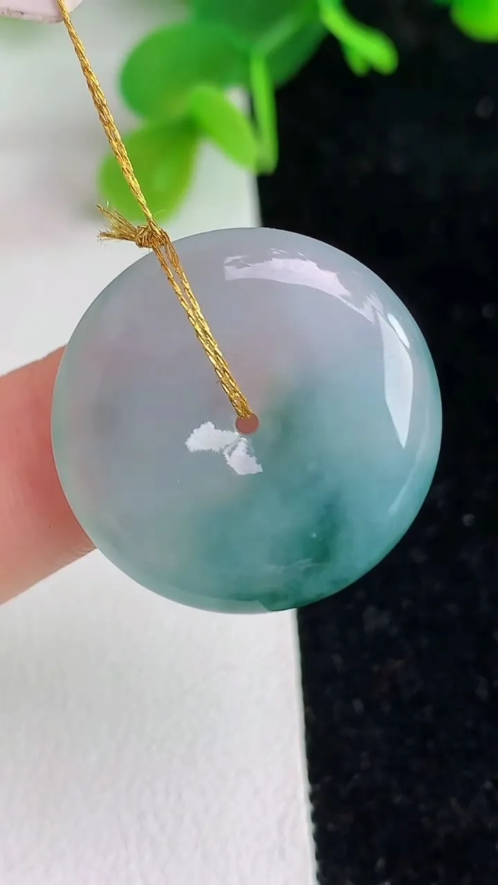 天然A货翡翠飘花平安扣吊坠，尺寸23.8-4.4，重量:5.52g
6月7日