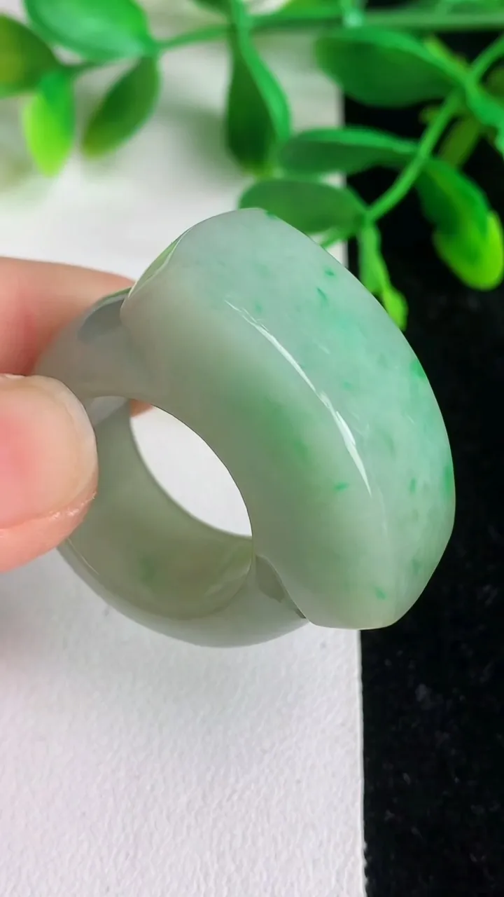 天然A货翡翠马鞍戒指，尺寸21.5-14.3-5.7，重:34.36g2025年6月7日
工厂直销收藏佳品,种好水足，色泽均匀，有种有色，上手高大气！
