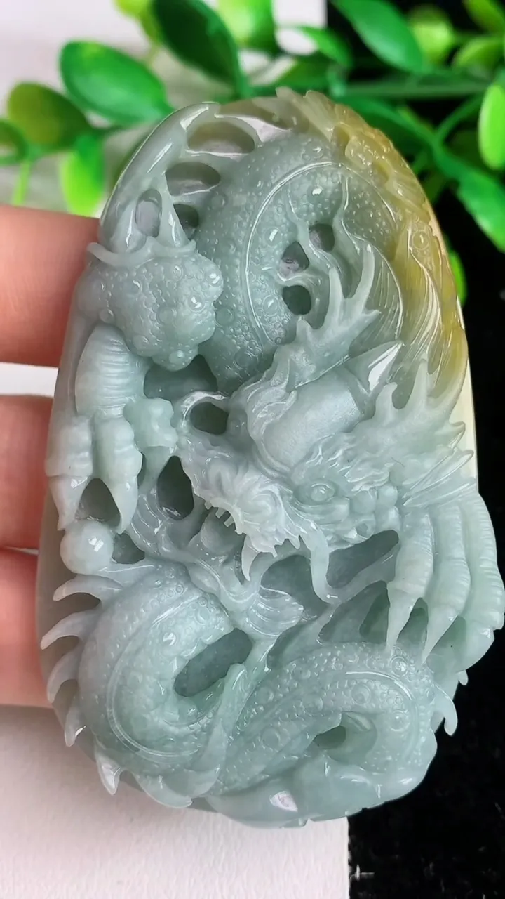 天然A货翡翠双彩蓝水龙牌吊坠，尺寸 74.7-46.2-11.8，重: 69.36g
6月7日