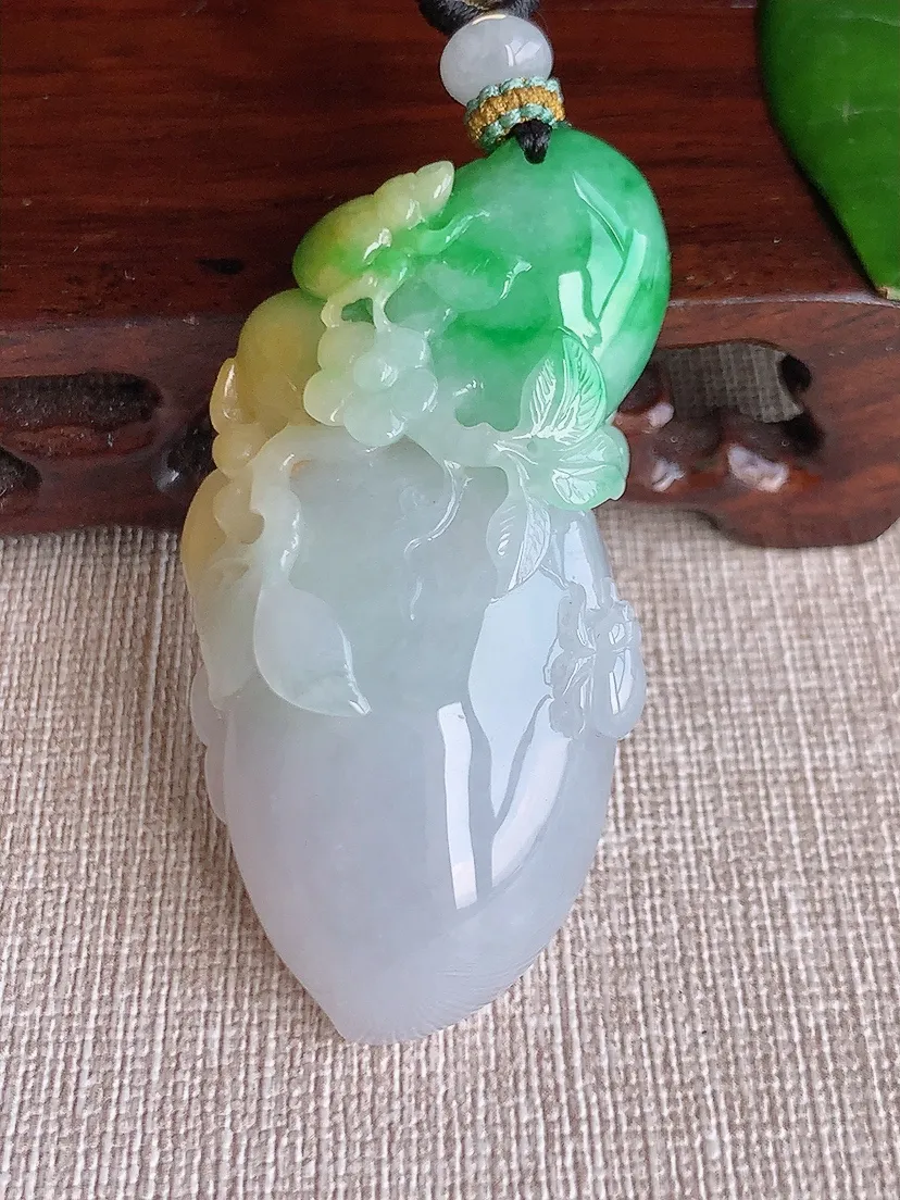 天然A货翡翠黄加绿双彩寿桃吊坠尺寸57×27×12.3m量41.78g 0606