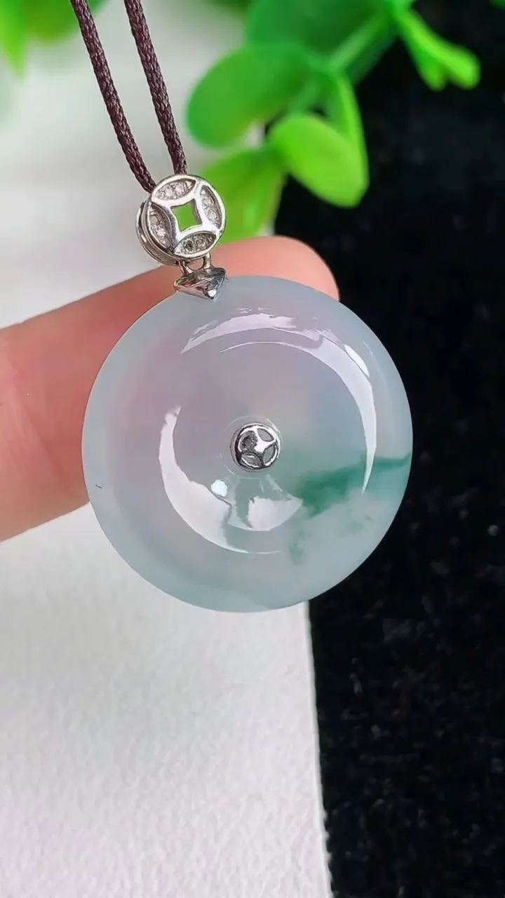 天然A货翡翠k金飘花平安扣吊坠，尺寸21.3-5.7，重量:5.86g
6月7日