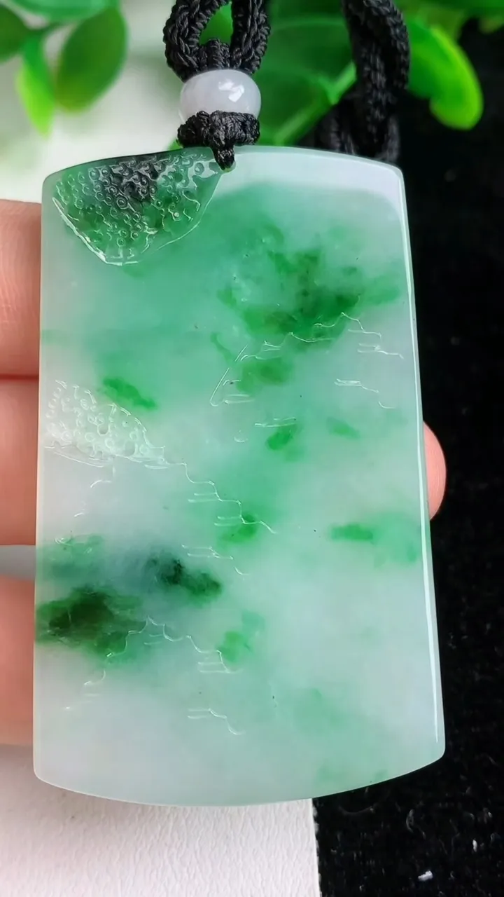 天然A货翡翠山水牌吊坠，尺寸56.6-35-5.2，重量:29.33g
6月7日