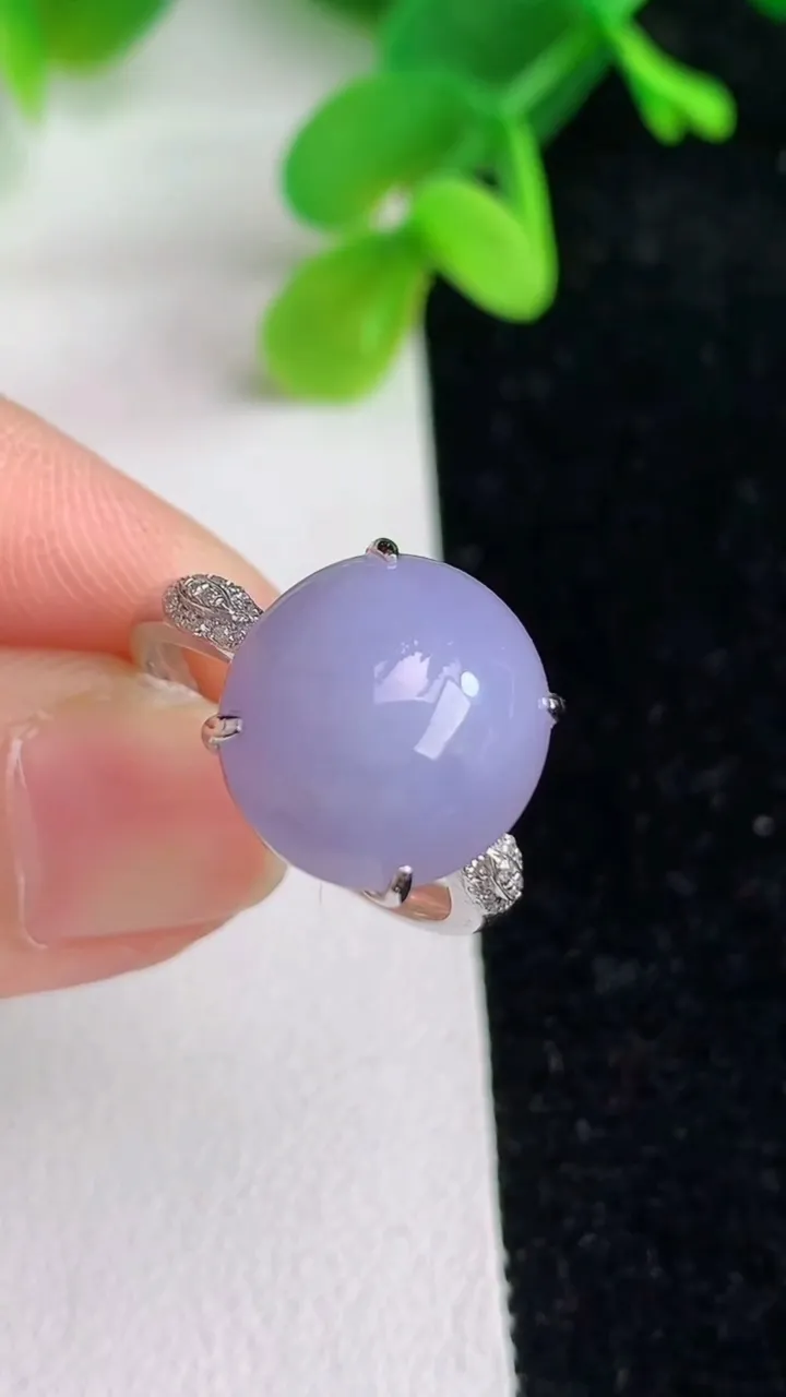 天然A货翡翠k金紫罗兰蛋面戒指，尺寸18.7-13-12，重量:4.61g2025年6月7日
工厂直销收藏佳品,种好水足，色泽均匀，有种有色，上手高大气！