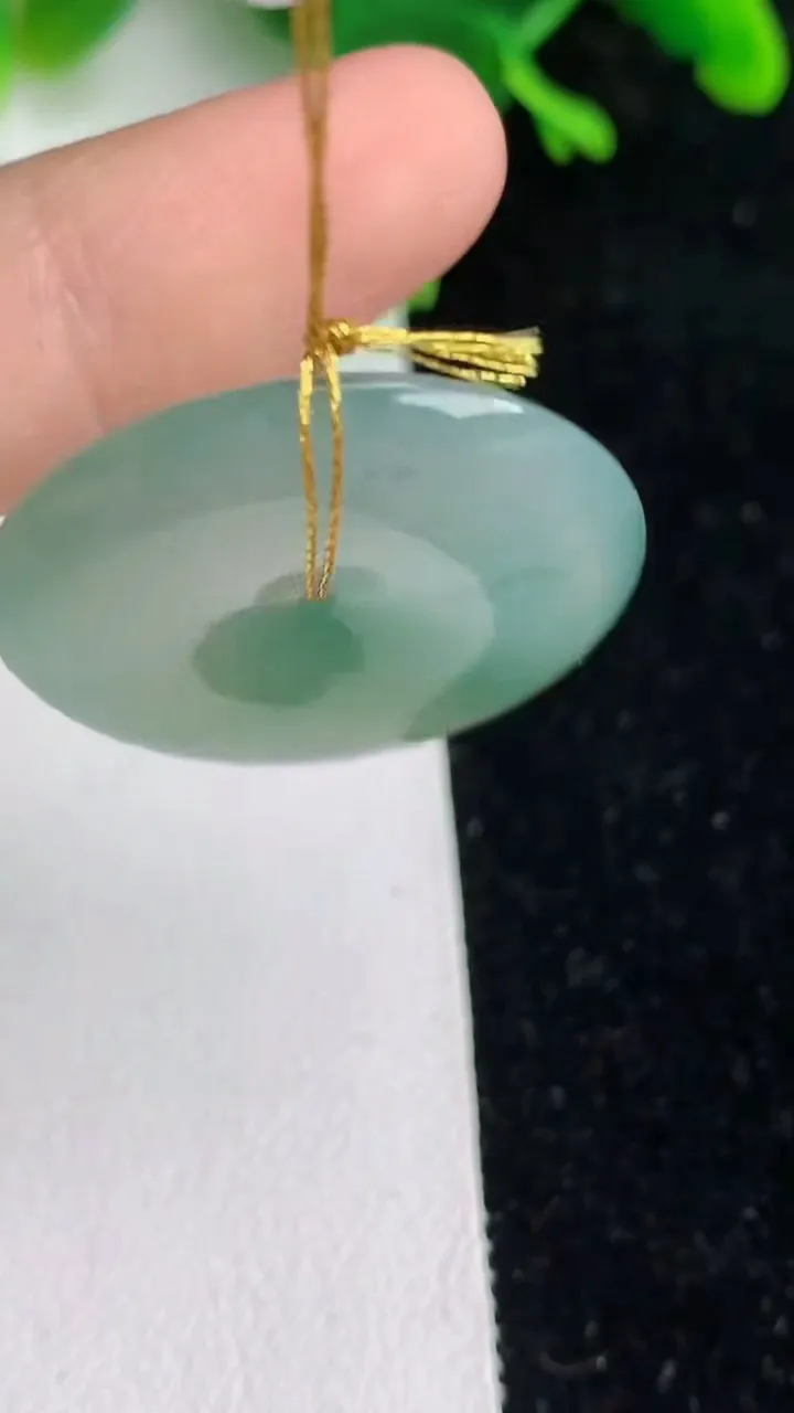 天然A货翡翠飘花平安扣吊坠，尺寸28.2-5，重量:8.54g
6月7日