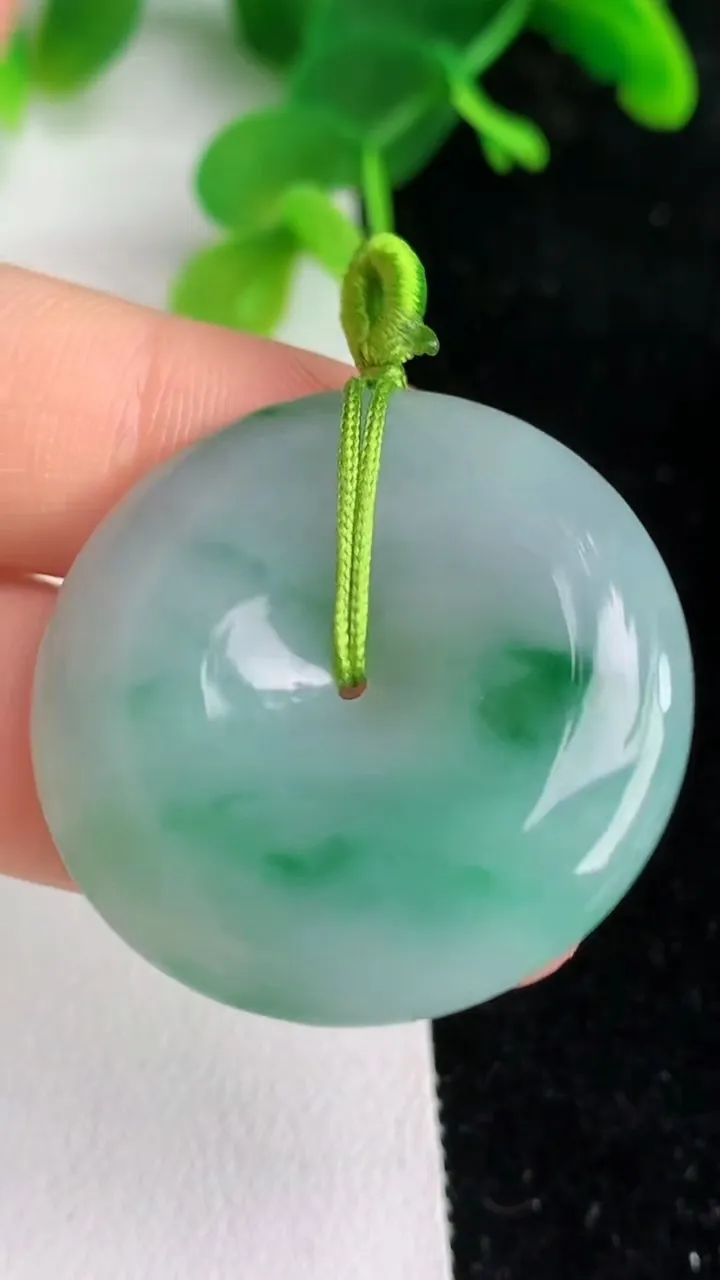 天然A货翡翠平安扣吊坠，尺寸31.3-5.8，重量:12.40g
6月7日
