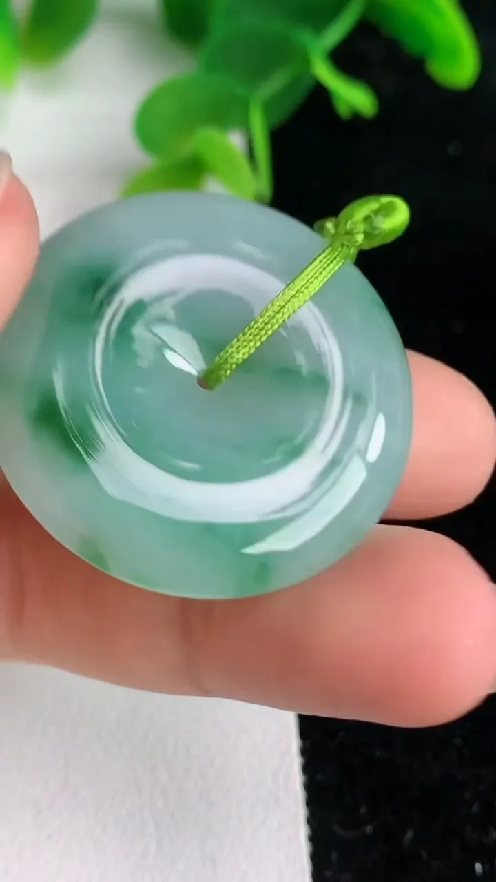 天然A货翡翠平安扣吊坠，尺寸31.3-5.8，重量:12.40g
6月7日