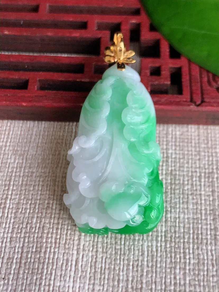 天然A货翡翠18K白底青飘阳绿白菜吊坠 尺寸41×33×18×11.5m量12.10g 0606