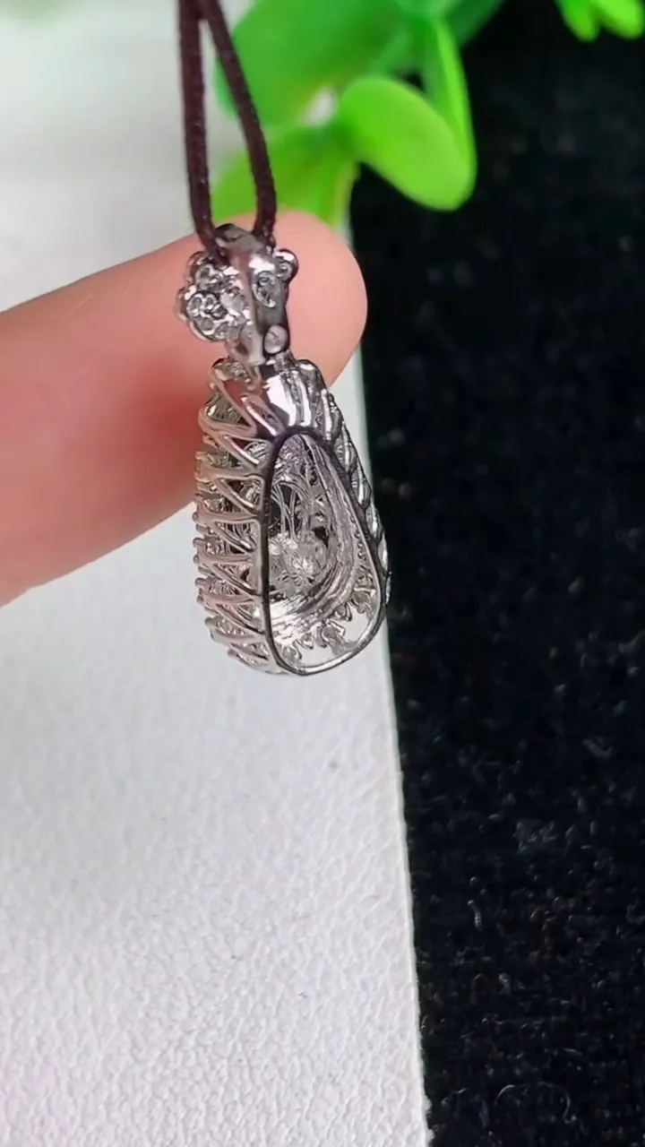 天然A货翡翠福豆吊坠，尺寸25-9.5-7.2，裸石14-7.2重量:2.15g
6月7日