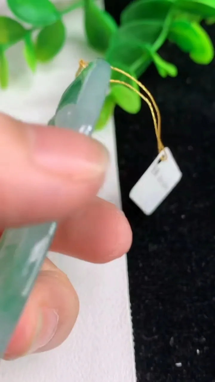 天然A货翡翠一念之间吊坠，尺寸68.5-42.2-5.5，重量:29.27g
6月7日