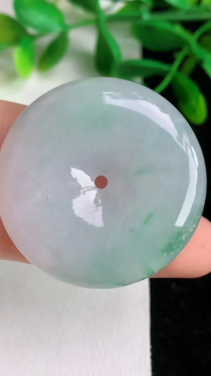 天然A货翡翠平安扣吊坠，尺寸38.6-6.7，重:22.10g
6月7日