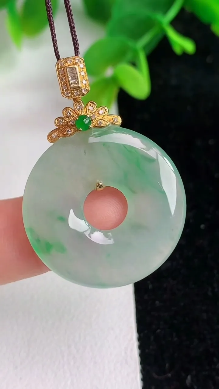 天然A货翡翠平安扣吊坠，尺寸25.3-3.4，重量:5.20g
6月7日