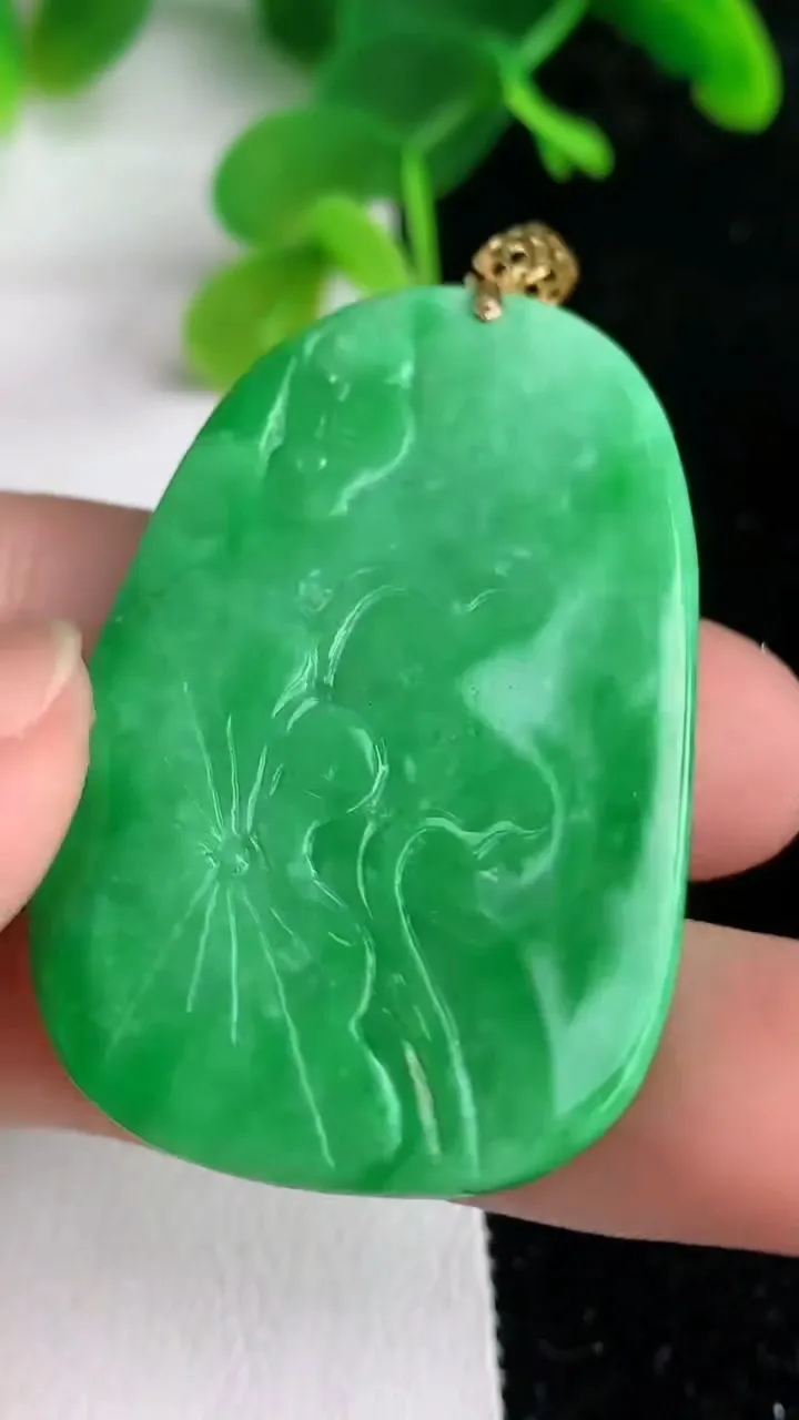 天然A货翡翠年年有余荷叶鱼吊坠，尺寸43.7-28.4-5.6，重量:16.04g
6月7日