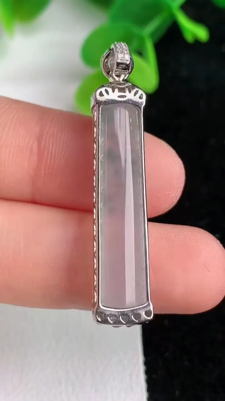 天然A货翡翠k金飘花平安柱吊坠，尺寸33.4-8-5，重量:4.11g
6月7日